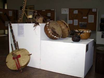 Esposizione centrale: al catalogo degli strumenti in www.africainmusica.org